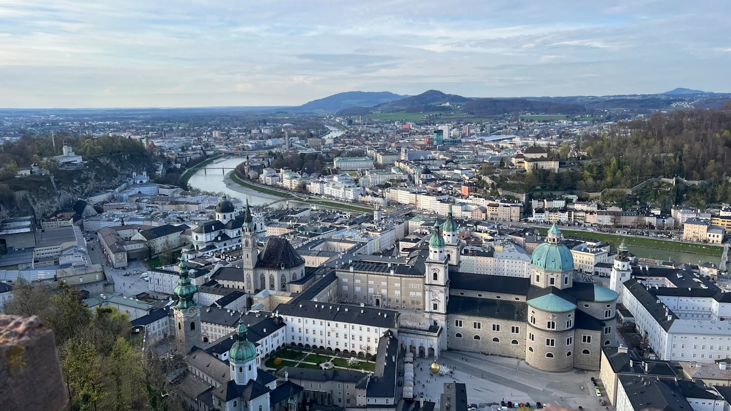 Salzburg Altstadt med Hohensalzburg-fästningen och Salzach-floden